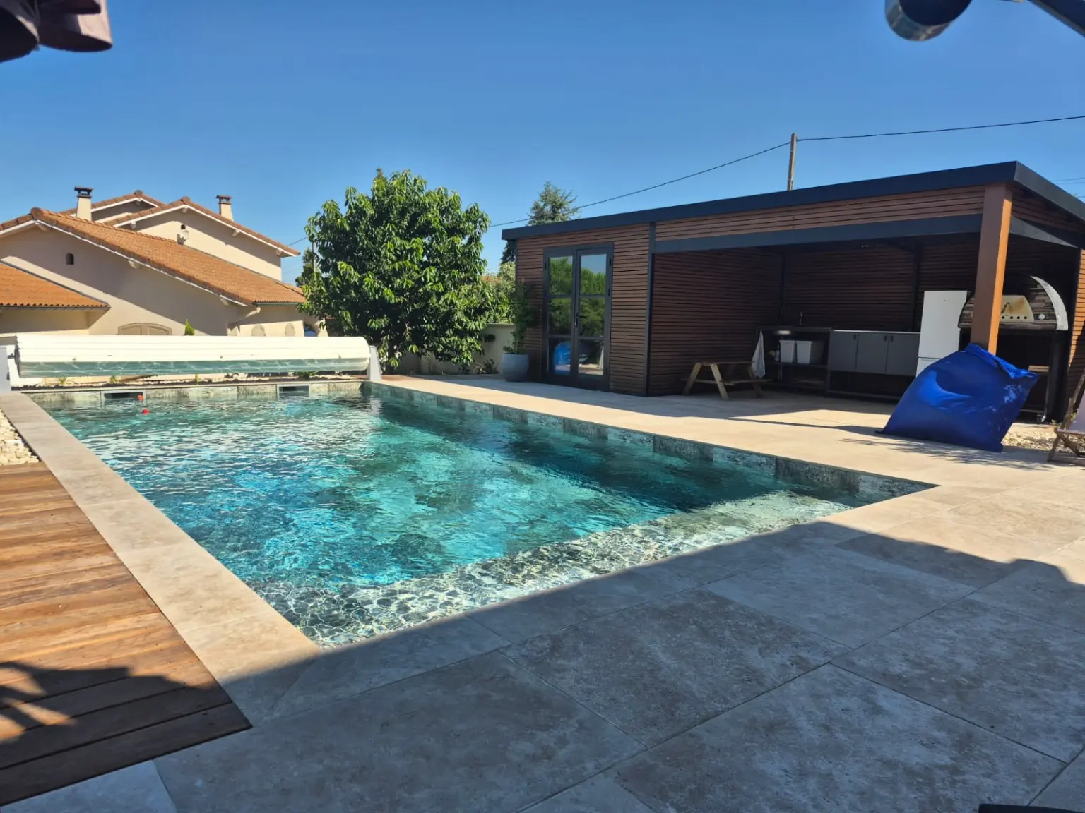 Piscine avec plage immergée et pool house réalisée par AL Paysage