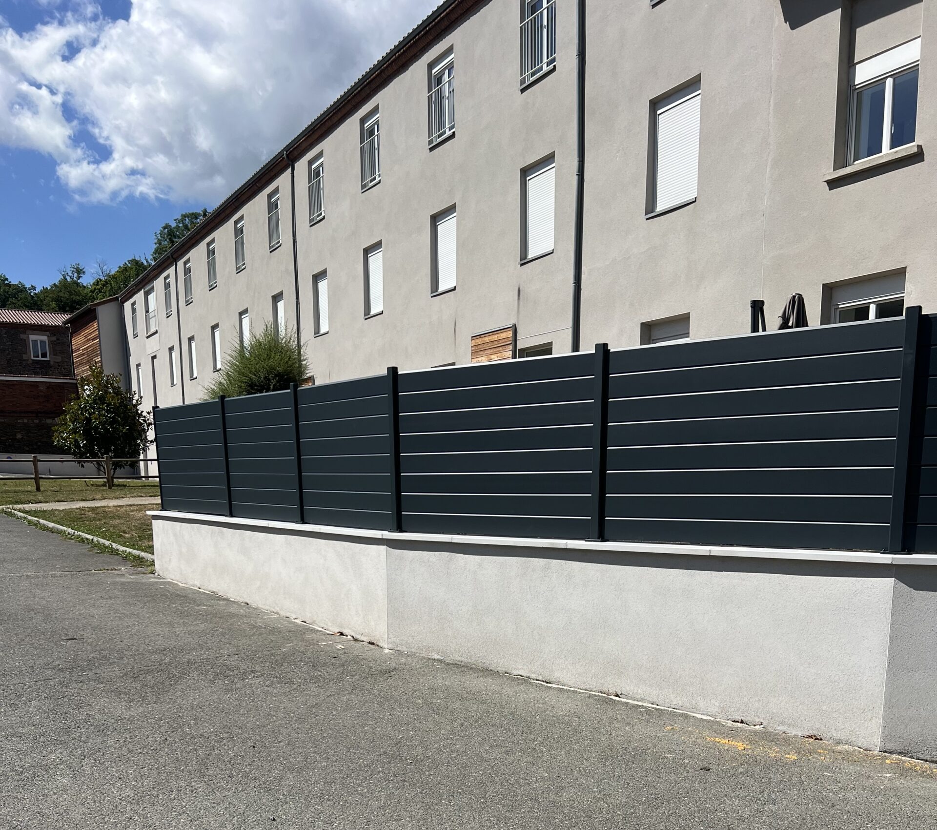 Muret en maçonnerie paysagère et clôture réalisés par AL Paysage à Saint-Paul-en-Jarez