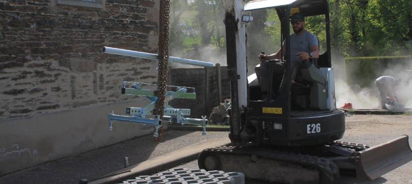 Mini-pelle en terrassement pour la pose de réseaux et VRD par AL Paysage à Saint-Paul-en-Jarez
