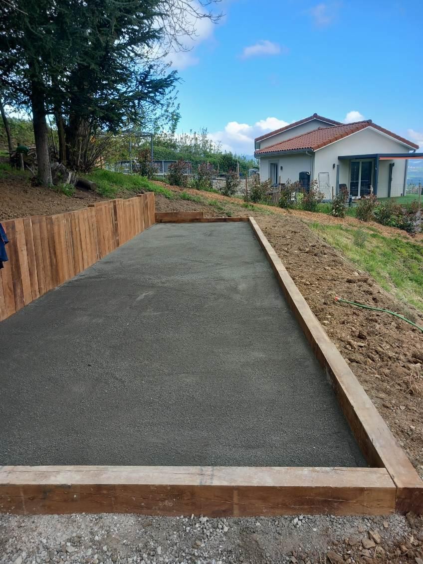 Terrain de pétanque en stabilisé avec bordures et soutien en bois